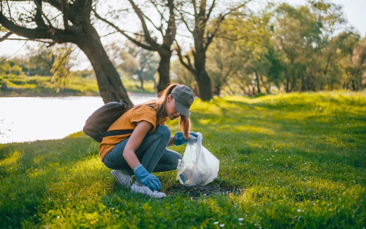 jeune femme ramassage de déchets dans la nature